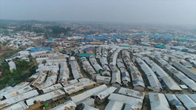 সরকারি হিসেবে মিয়ানমার থেকে আসা অন্তত বারো লাখ রোহিঙ্গা শরনার্থী উখিয়া ও টেকনাফের ক্যাম্পে বসবাস করছে 