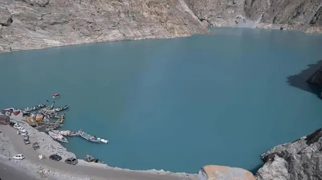 عطا آباد جھیل کا ایک منظر