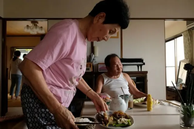 Hakamada na mushikiwe w'imyaka 91, Hideko.