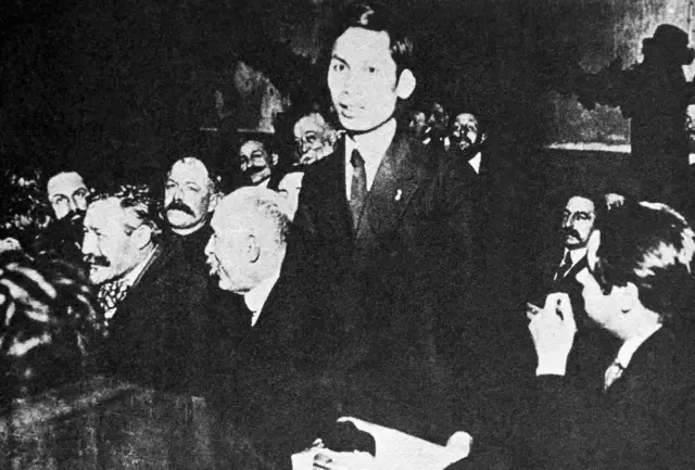 Nguyễn Ái Quốc tại đại hội Đảng Xã hội Pháp ở Tours vào năm 1920