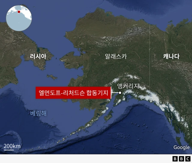 엘먼도프-리처드슨 합동기지 위치와 베링해, 알래스카, 러시아, 캐나다가 표시된 지도