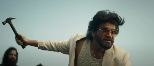 விசாகப்பட்டினம் துறைமுகத்தில் தனது ஆட்களுடன் தங்க கடத்தலில் ஈடுபட்டு வருகிறார் சைமன்