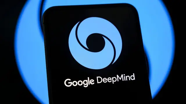 صورة لهاتف عليه شعار غوغل ديب مايند باللغة الإنجليزية Google DeepMind