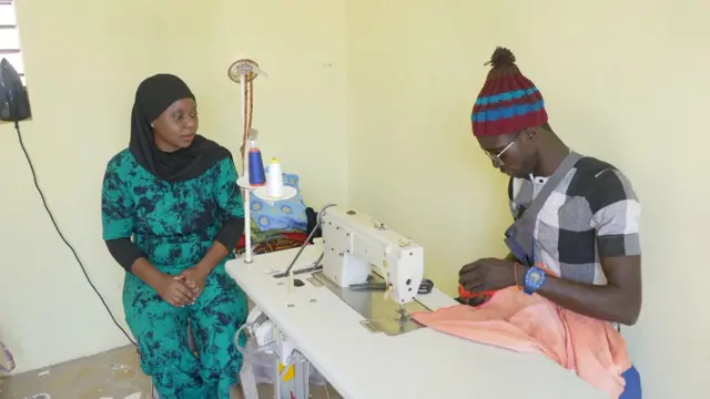 Fatou Tall Mbow et un de ses employés