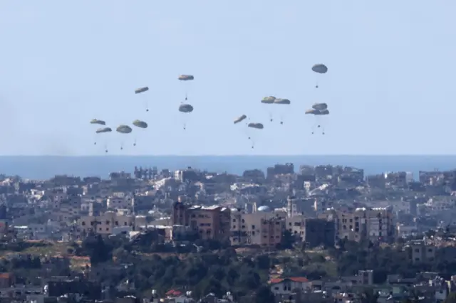 اسقطت الولايات المتحدة مساعدات إنسانية جواً فوق قطاع غزة