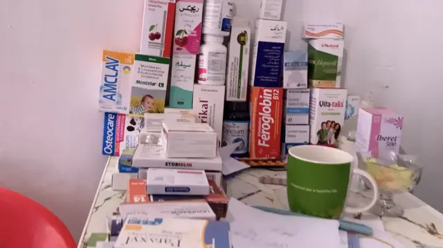 مجموعه از داروهای روی یک میز 