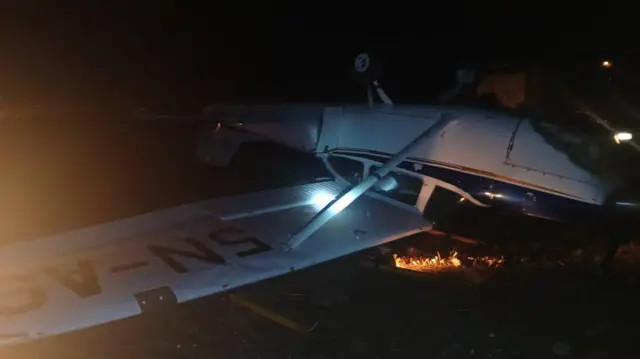 Obere ụgbọelu na-acha ọcha ma nwee akara anụnụ anụnụ dara ada ma sọgharịa isi