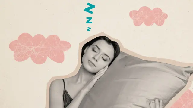 Mujer joven dormida con almohada, nubes y zzz.