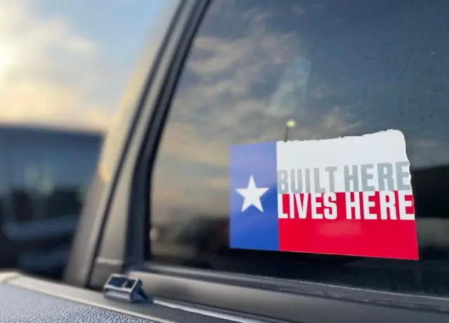 Pegatina con la bandera de Texas que dice "hecho aquí, vive aquí", en el parking del casino de Sunland Park, Nuevo México, Estados Unidos, el 25 de julio de 2024.