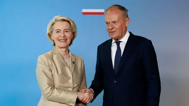 Президентка Єврокомісії Урсула фон дер Ляєн і прем'єр-міністр Польщі Дональд Туск перед відкриттям Конференції з відновлення України (URC 2026) у Гданську.