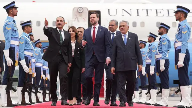 ABD Başkan Yardımcısı JD Vance (ortada), Pakistan Genelkurmay Başkanı ve Kara Kuvvetleri Komutanı Mareşal Asim Munir (solda) ile Pakistan Başbakan Yardımcısı ve Dışişleri Bakanı Mohammad Ishaq Dar (yanında), uçaktan inişin ardından kırmızı halı üzerinde yürürken görüliyor.