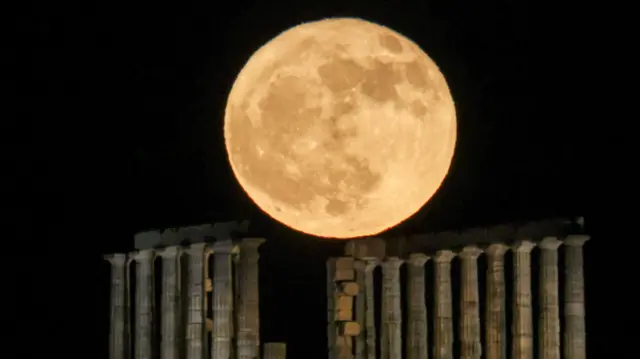 Mesec iznad drevnog Posejdonovog hrama u blizini Atine u Grčkoj 