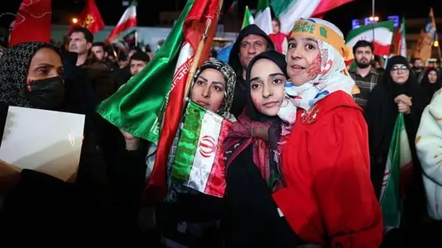 अमेरिका और ईरान के बीच युद्धविराम के एलान के बाद तेहरान में जमा लोग