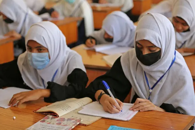 دختران در مکتب