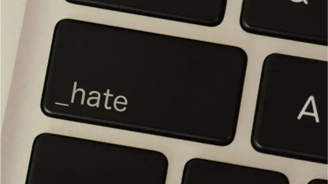 Un clavier avec le bouton "Haine"