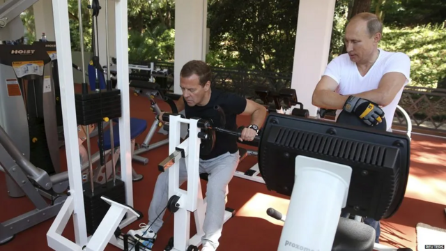 Ông Vladimir Putin cùng ông Dmitry Medvedev tại một phòng gym ở thành phố Sochia, Nga hồi năm 2015