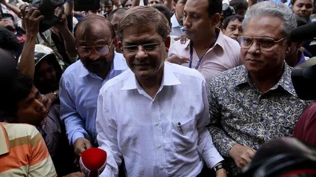 দলীয় নেতাকর্মীদের সাথে গণমাধ্যমে কথা বলছেন মির্জা ফখরুল ইসলাম আলমগীর