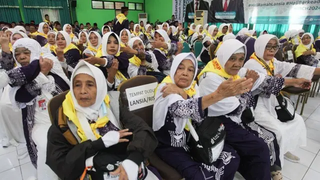 Jamaah calon haji melakukan peregangan otot dengan dipandu petugas kesehatan haji usai kedatangannya di Asrama Haji Embarkasi Surabaya (AHES), Surabaya, Jawa Timur, Senin (3/6/2024).