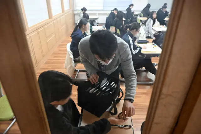 부산 연제구 연제고등학교에서 시험감독관이 학생들의 폰을 수거하는 등 사전 점검을 하고 있다