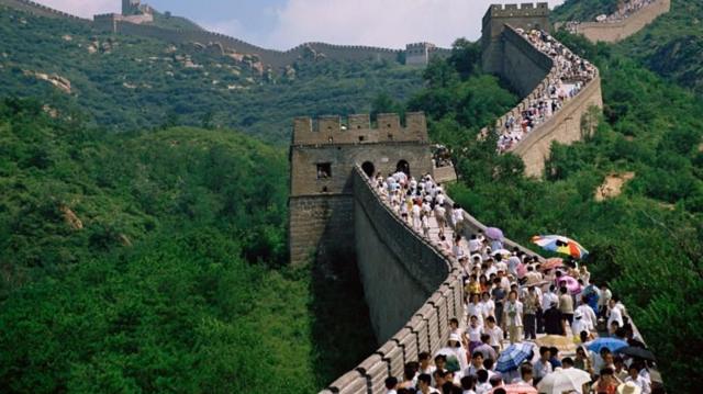 Des millions de touristes visitent chaque année la Grande Muraille de Chine.