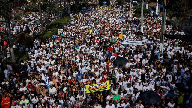 Multidão caminhando na Marcha para Jesus