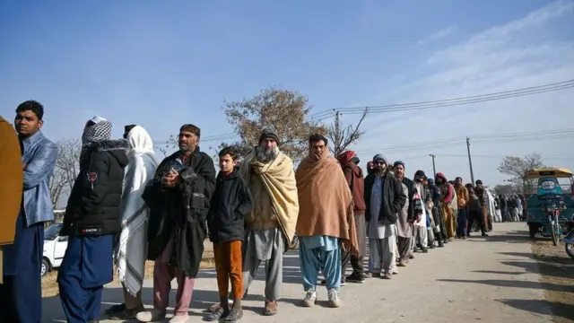 લોટ માટે લાઇનમાં ઊભેલા પાકિસ્તાનીઓની તા. 10મી જાન્યુઆરીની તસવીર