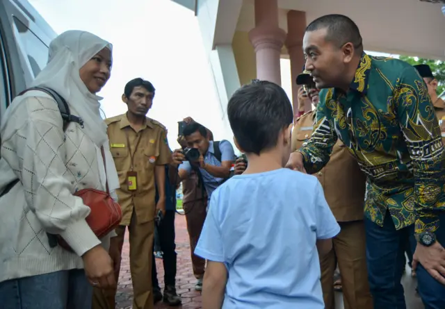 Rina Mardiani (kiri) disambut pelaksana tugas (Plt) Gubernur Sumbar Audy Joinaldy (kanan) setibanya di Bandara Internasional Minangkabau (BIM) Padang Pariaman, Sumatera Barat, Selasa (15/10).