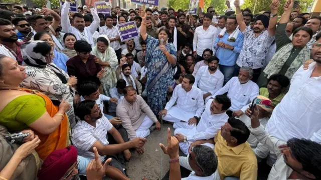 बच्चों को जन्म देने के बाद महिलाओं की मौत और तबियत बिगड़ने के मामलों को लेकर कांग्रेस ने भी कई जगह प्रदर्शन किए हैं