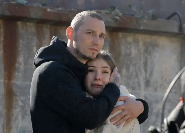 Niña llora tras los ataques en Kyiv.