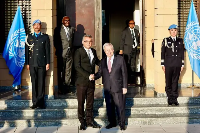 Birleşmiş Milletler Genel Sekreteri Antonio Guterres (sağda), 28 Temmuz 2026 tarihinde Kıbrıs’ın Lefkoşa kentindeki BM ara bölge yerleşkesinde Tufan Erhurman (solda) ve Rum Lider Nikos Christodoulides (görünmüyor) ile gayriresmî bir akşam yemeğine ev sahipliği yaptı.