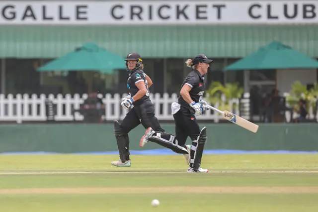 නවසීලන්ත කාන්තා කණ්ඩායම වෙනුවෙන් ආරම්භක පිතිකාරිය වන සූසි බෙට්ස් නොදැවී ලකුණු 63ක් සහ නායිකා සොපී ඩේවියන් නොදැවී ලකුණු 38ක් රැස් කරනු ලැබුවාය.