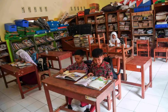 Siswa mengikuti kegiatan belajar mengajar di SD Negeri 2 Salakaria, Kabupaten Ciamis, Jawa Barat, Rabu (15/7/2026). Sekolah tersebut hanya menerima satu siswa baru pada tahun ajaran 2026 dengan total 31 siswa dari kelas I hingga VI karena warga yang tinggal di sekitar sekolah merupakan pasangan lanjut usia yang sudah tidak memiliki anak usia sekolah serta keberhasilan program Keluarga Berencana (KB).