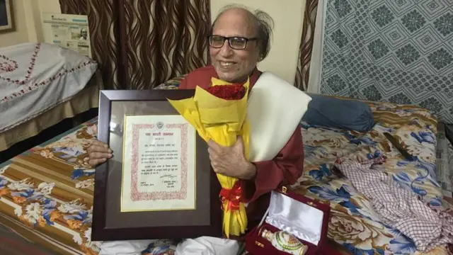 भोपाल के अपने घर में यश भारती सम्मान के साथ बशीर बद्र 