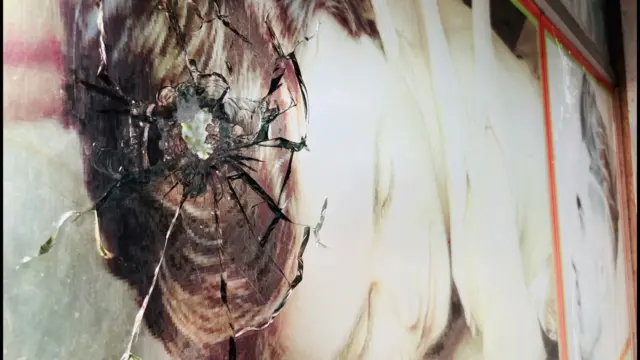 আইন শৃঙ্খলা বাহিনীর গুলিতে ক্ষতিগ্রস্ত বনশ্রীর একটি সেলুন