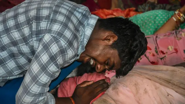 మృతదేహం వద్ద రోదిస్తున్న వ్యక్తి