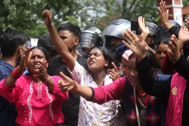 गणेश नेपालीको मृत्युपछि प्रदर्शनका क्रममा महिला लगायत प्रदर्शनकारी