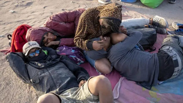 সীমান্তে খোলা আকাশের নিচে রয়েছে বহু মানুষ