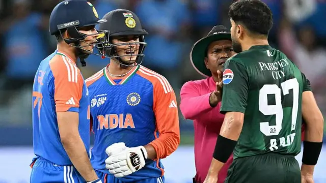 පසුගිය වසරේ පැවති ආසියානු කුසලාන තරගයේදී පකිස්ථාන ක්‍රීඩක අසාද් රාවුෆ් ඉන්දීය පිතිකරුවන් දෙදෙනෙකු සමග බහින්බස් වීමක් සිදුවූ අවස්ථාවේදී එය සමථයට පත් කිරීමට මැදිහත් විය.
