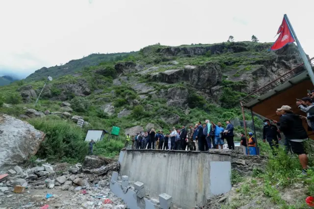 प्रधानमन्त्री केपी शर्मा ओलीसहितका वरिष्ठ अधिकारीहरू रसुवागढीमाअघिल्लो साता बाढीले पुर्‍याएको क्षति अवलोकन गर्दै