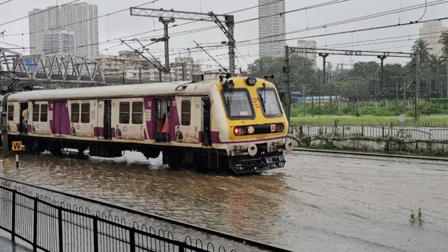 मुंबईत झालेल्या जोरदार पावसाचा परिणाम वाहतूक सेवेवरही झाला. मुंबईची लाइफलाईन म्हटली जाणाली लोकलसेवा पावसाने ठप्प पडली