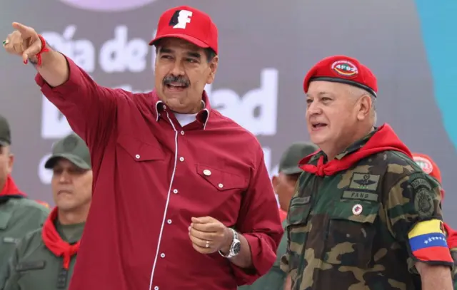 El presidente venezolano, Nicolás Maduro (izq.), y su ministro del Interior, Diosdado Cabello, participan en una manifestación para conmemorar el 33.º aniversario del fallido golpe de Estado militar de 1992, el 4 de febrero de 2025.