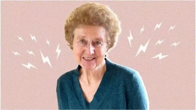 Әйелдер дәретханасындағы жасырын камера Мариямен үйдегі порно