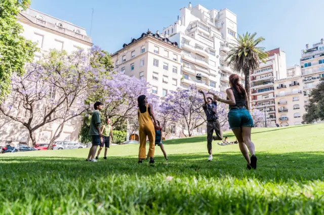 Orang-orang tengah bermain di taman di Argentina