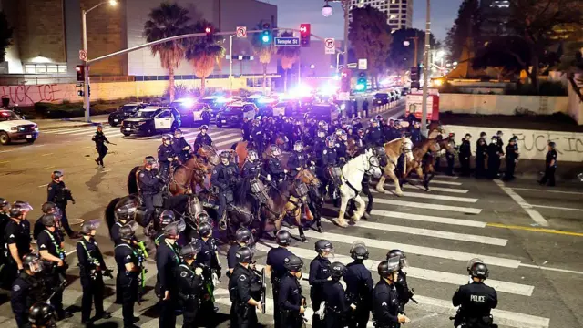 লস অ্যাঞ্জেলেসে কারফিউ কার্যকর 