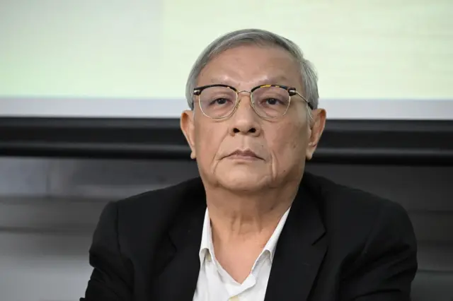 เกษียร เห็นว่า ความแตกต่างของ ทักษิณ ในปัจุบันคือ “ด้อยอำนาจรัฐลง ด้อยอำนาจทางการเมืองลง ด้อยคำตอบในโจทย์ที่เปลี่ยนไป”