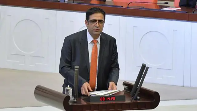 Dönemin BDP grup başkan vekili İdris Baluken, partisinin hazırladığı alternatif raporu TBMM Başkanlığı'na sunmuştu.