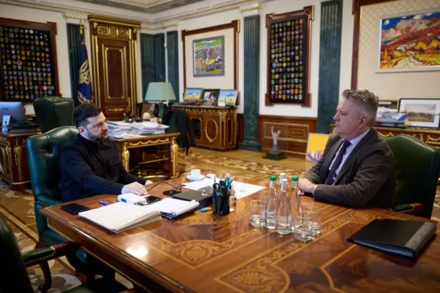 Володимир Зеленський і Сергій Кислиця за столом 