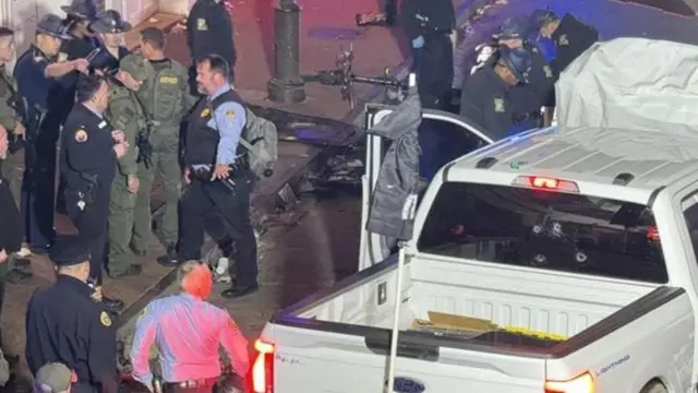 అమెరికాలో పికప్ ట్రక్‌తో జనంపైకి దూసుకెళ్లిన వ్యక్తి 