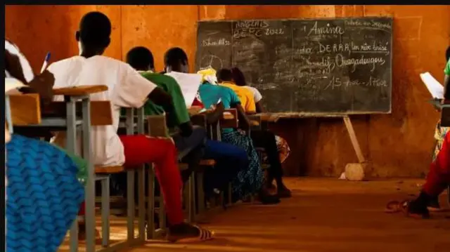 Awọn akekọọ n kọ idanwo aṣekagba wọn ni Gando, lorilẹ-ede Burkina Faso