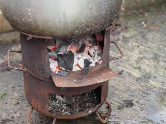 ग्रामीण भागांमध्ये आजदेखील अन्न शिजवण्यासाठी अनेक ठिकाणी चारकोल किंवा कोळशाचा वापर केला जातो